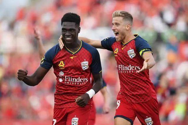 高尔夫球重庆女子公开赛挥杆 首轮彭严萱63杆破纪录领先高尔夫球重庆女子公开赛挥杆 首轮彭严萱63杆破纪录领先